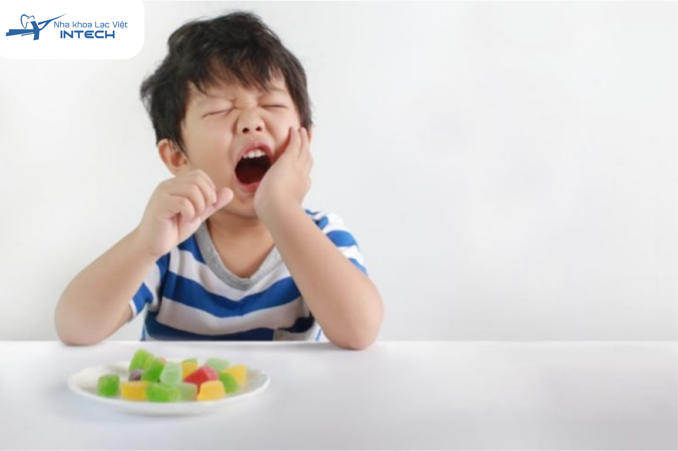 Trẻ đau răng là một trong những dấu hiệu nhận biết để điều trị tuỷ răng sữa
