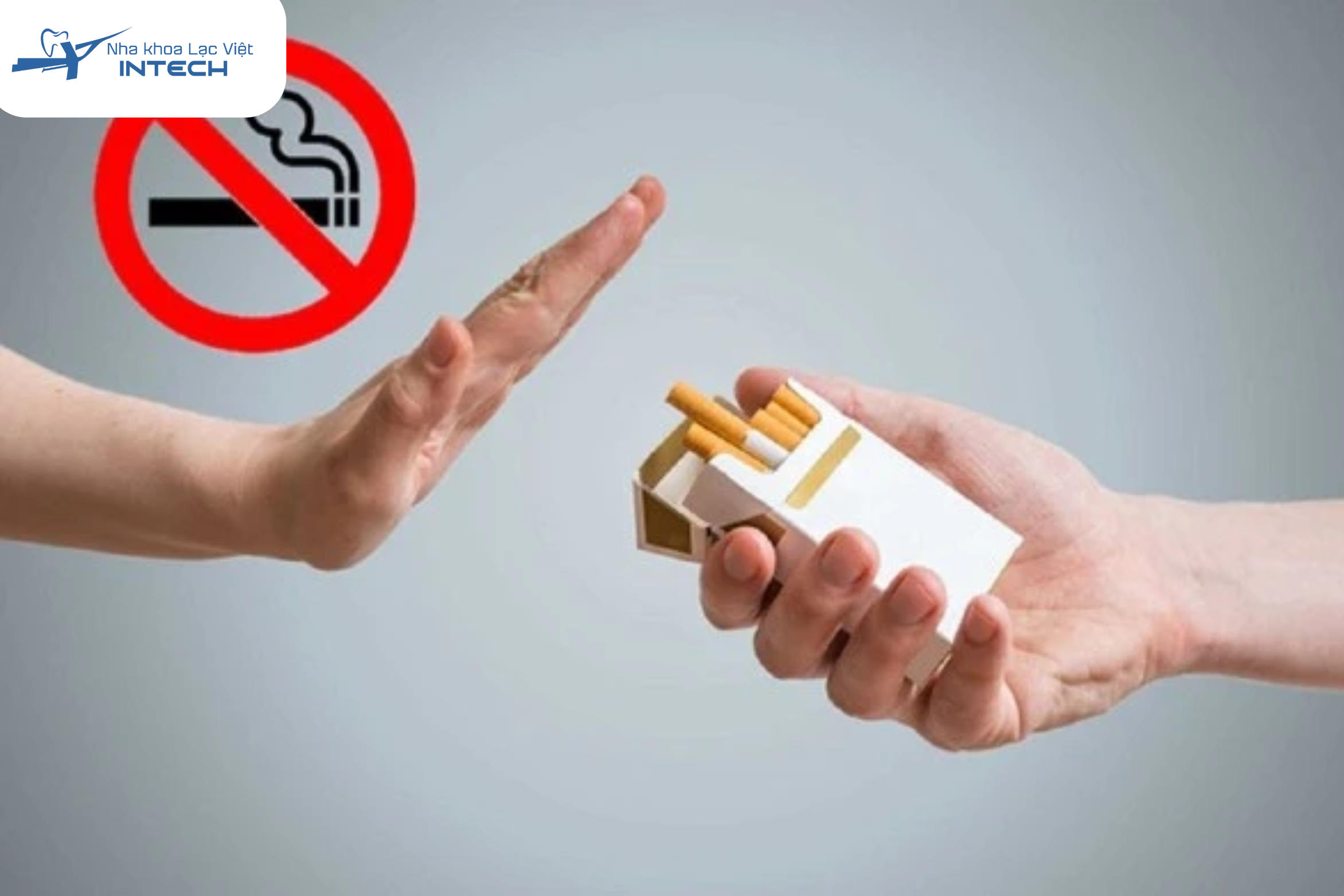 Khói thuốc lá chứa các chất độc hại làm co mạch máu, giảm lưu lượng máu đến vùng phẫu thuật và cản trở quá trình lành thương