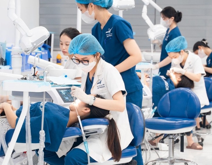 Phát hiện sớm giúp việc điều trị đơn giản hơn, tránh phải nhổ bỏ hoặc trồng răng lại sau này.