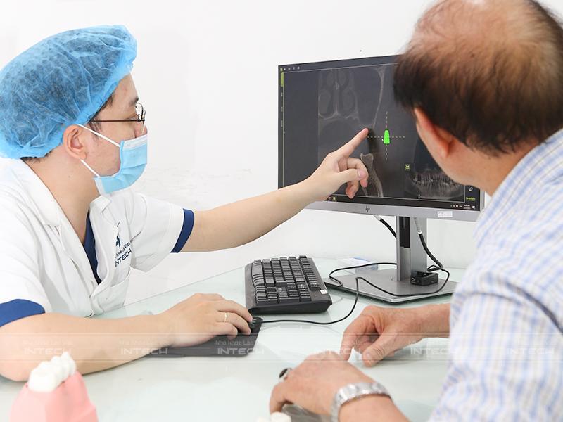 Bác sĩ Lạc Việt Intech đang tư vấn về phương pháp trồng răng implant trên phần mềm số hóa
