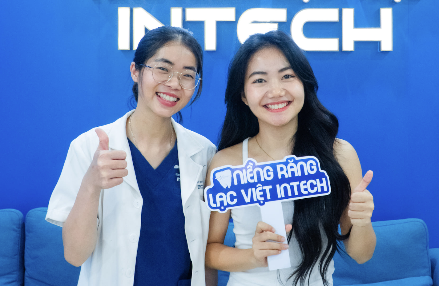 bác sĩ niềng răng và khách hàng