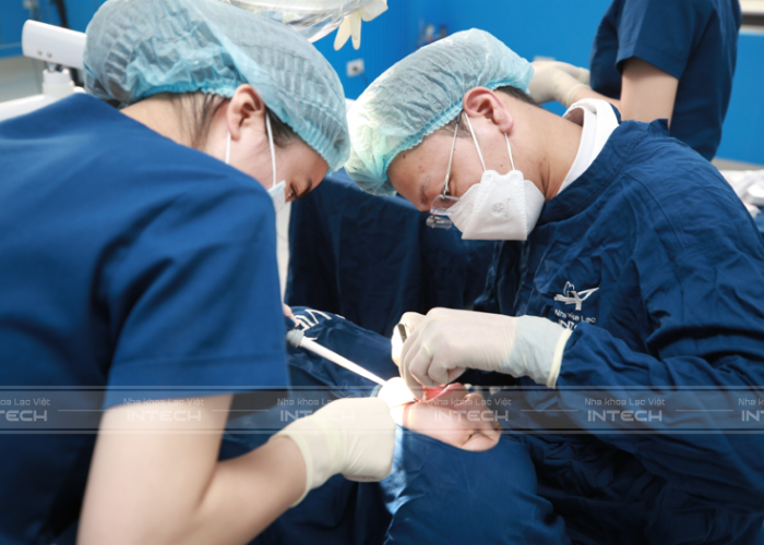 Bác sĩ thực hiện phẫu thuật phải có chuyên môn sâu về cấy ghép implant