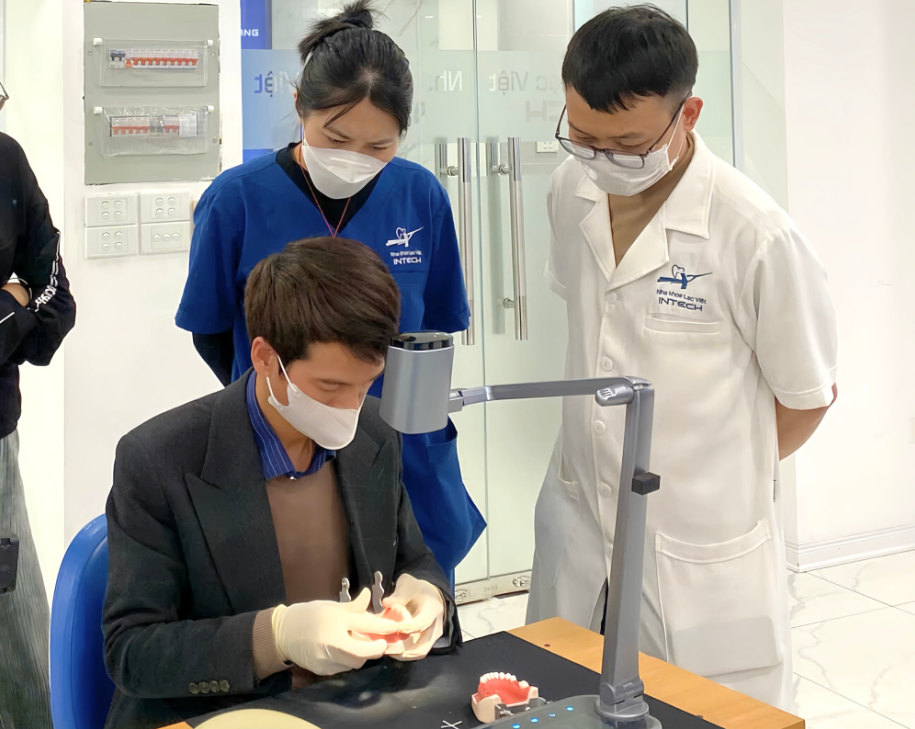 Không ngừng trau dồi, học hỏi và bám sát nguyên tắc điều trị an toàn, bác sĩ Trịnh Minh Chiến được đánh giá cao về chuyên môn.