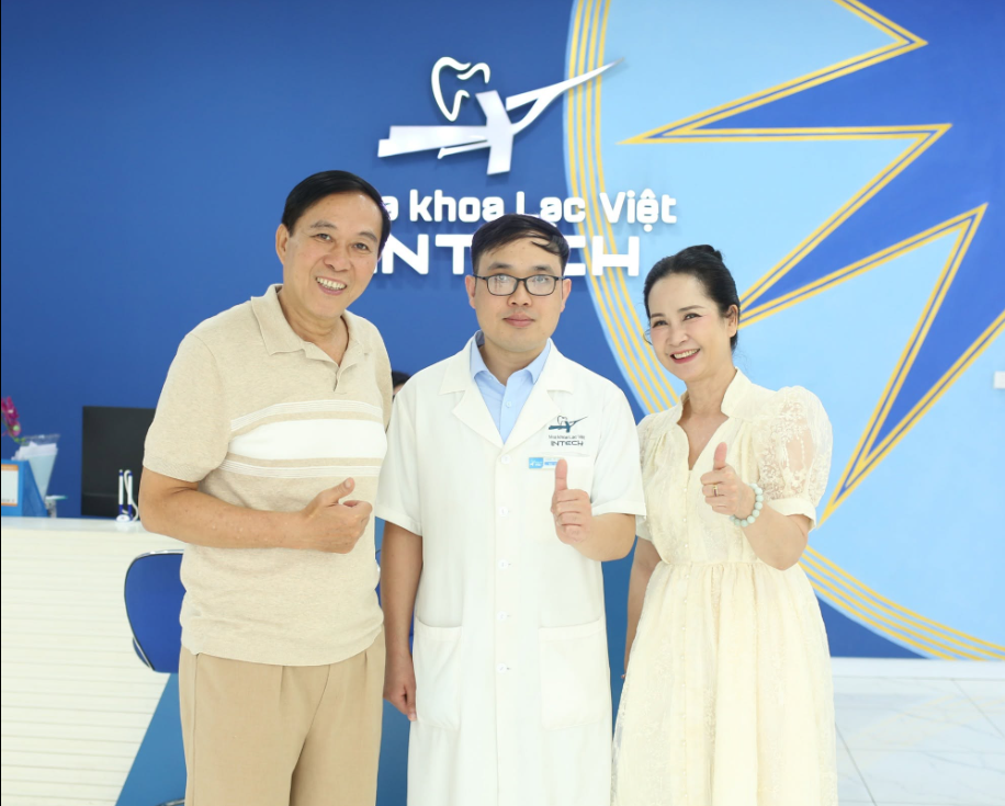 Bác sĩ Hoàng Vũ Hiệp chụp ảnh cùng vợ chồng NSND Lan Hương - Đỗ Kỷ