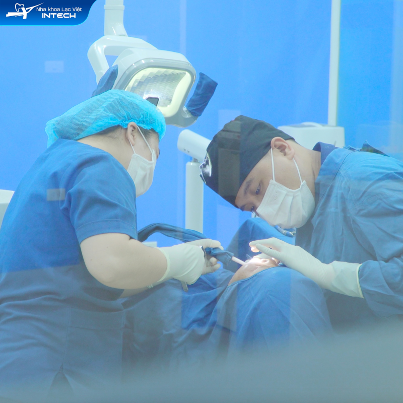 Cắm vít Implant hoàn toàn an toàn nếu đảm bảo được các yếu tố như chất lượng vật liệu, tay nghề bác sĩ, công nghệ hiện đại và  quy trình vô trùng