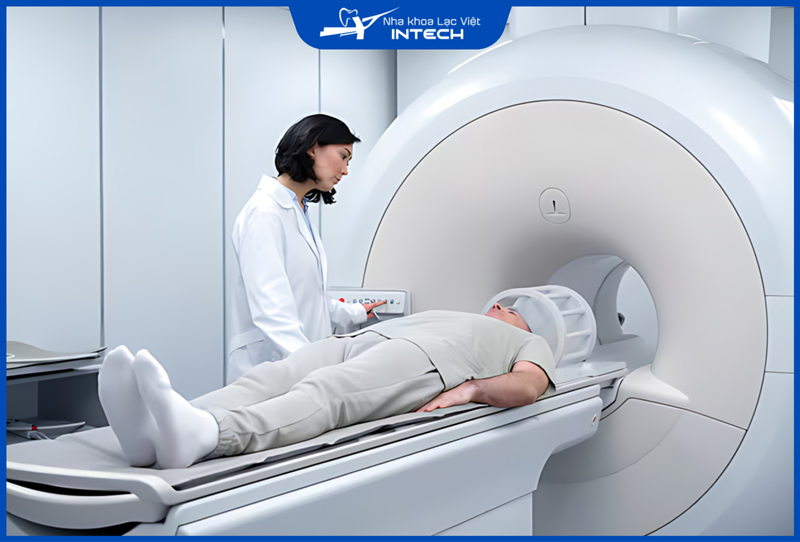 Cô chú/anh chị cần tháo hết đồ bằng kim loại để quá trình chụp MRI diễn ra an toàn, chính xác