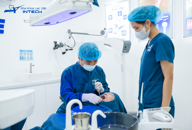 Thời gian trồng Implant khoảng 30 - 60 phút/trụ, tuy nhiên còn tùy thuộc vào nhiều yếu tố khách quan