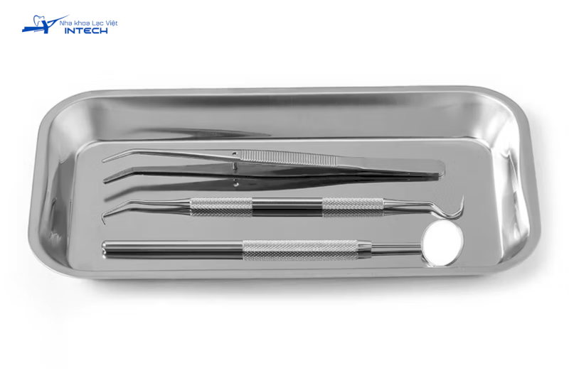 Các dụng cụ được sắp xếp đúng thứ tự trên khay giúp tránh sai lệch các bước phẫu thuật
