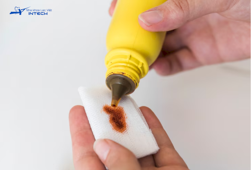 Dung dịch sát trùng giúp tiêu diệt vi khuẩn trên bề mặt