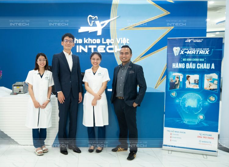 Bác sĩ Hoàng Linh và Thùy Dung chụp ảnh cùng đối tác 3M