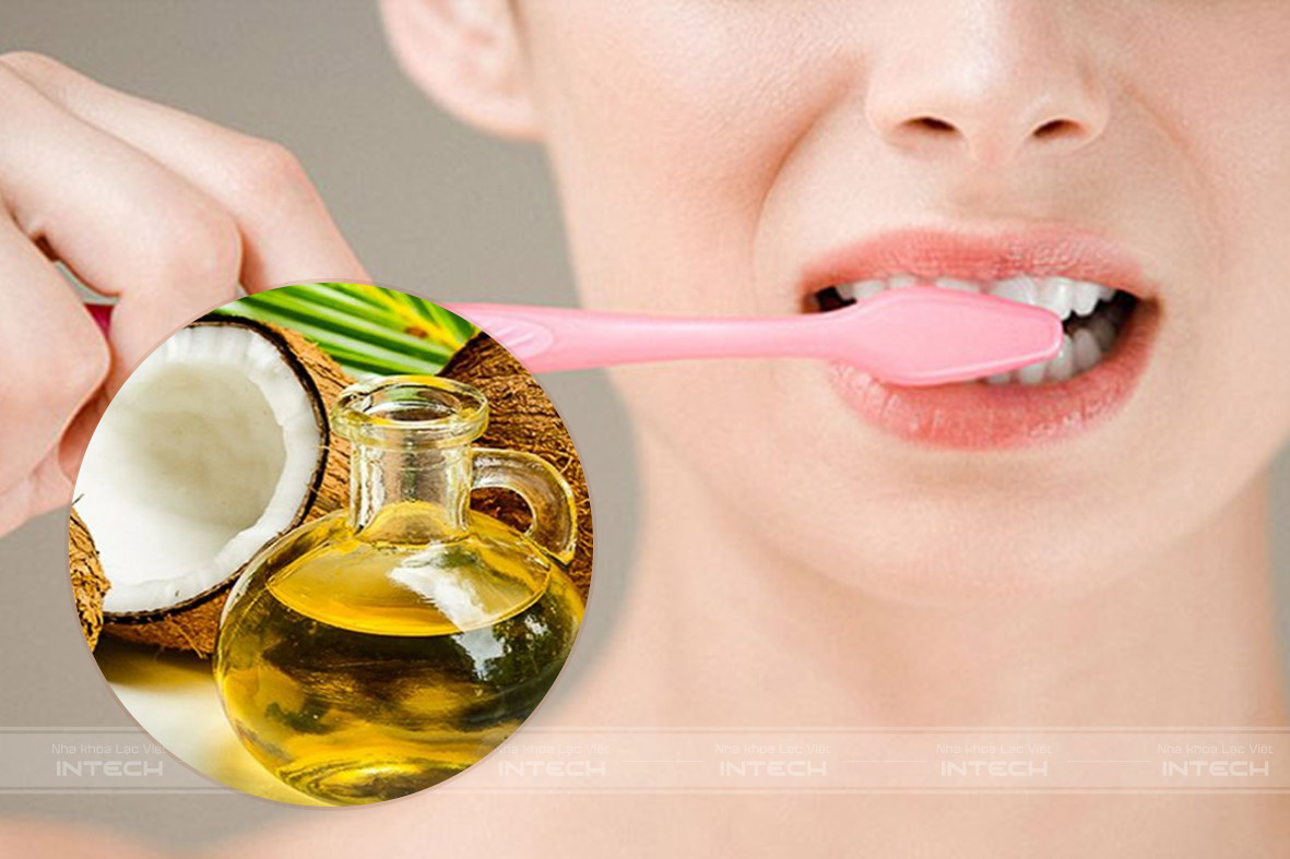 Đánh răng bằng tinh dầu dừa chữa hôi miệng hiệu quả.