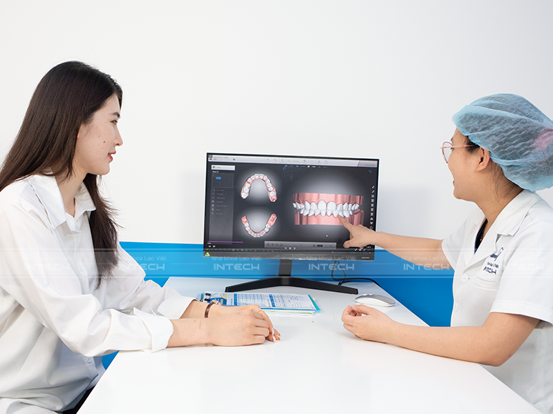 Bác sĩ thăm khám và có những đánh giá tổng quát về tình trạng răng miệng