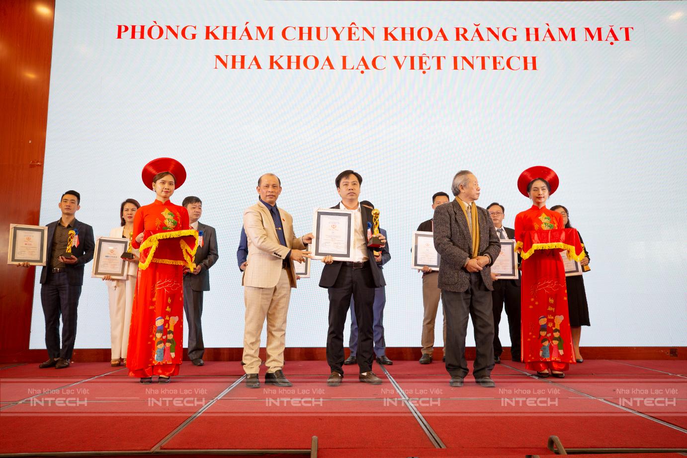 CEO- Thái Khắc Vinh nhận giải thưởng