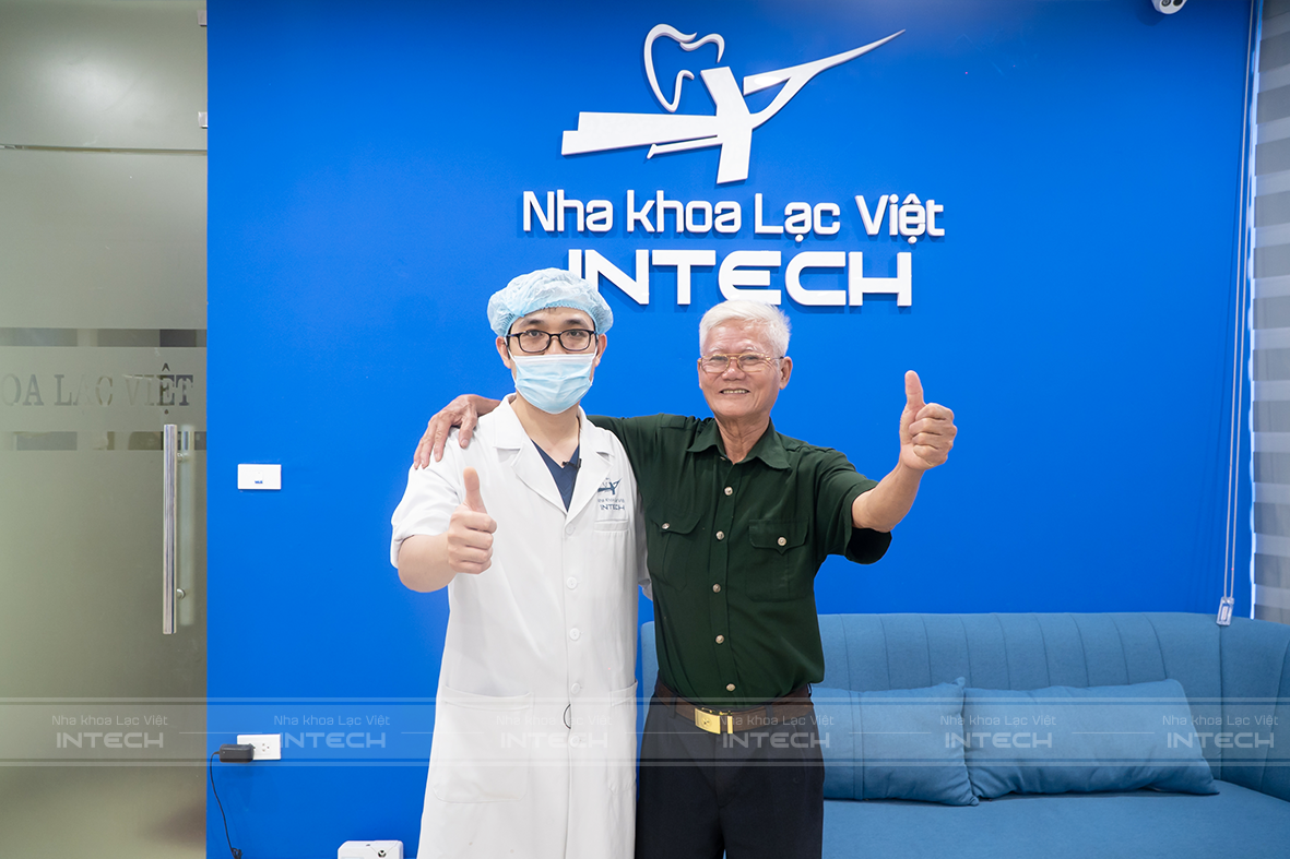 Khách hàng Hà Hồng Bắc và bác sĩ phẫu thuật cấy Implant