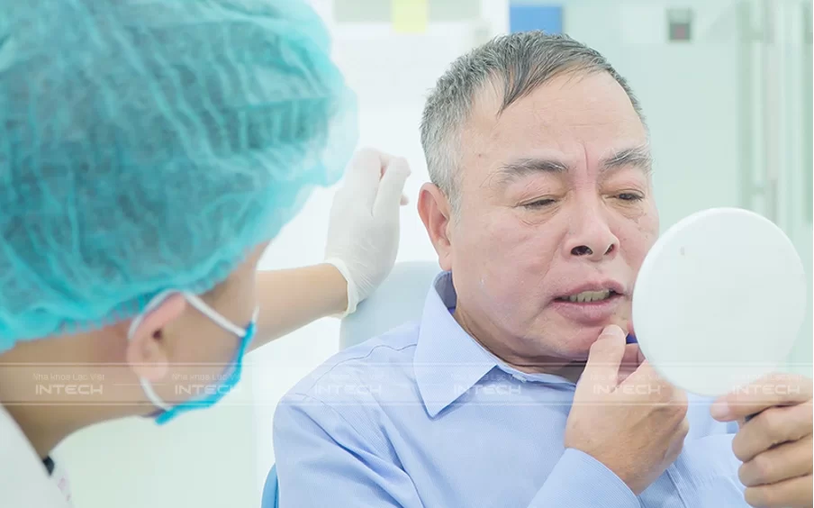 Chỉ mới lắp hàm tạm, chú Khích đã lấy lại nụ cười tự tin và thoải mái trong giao tiếp
