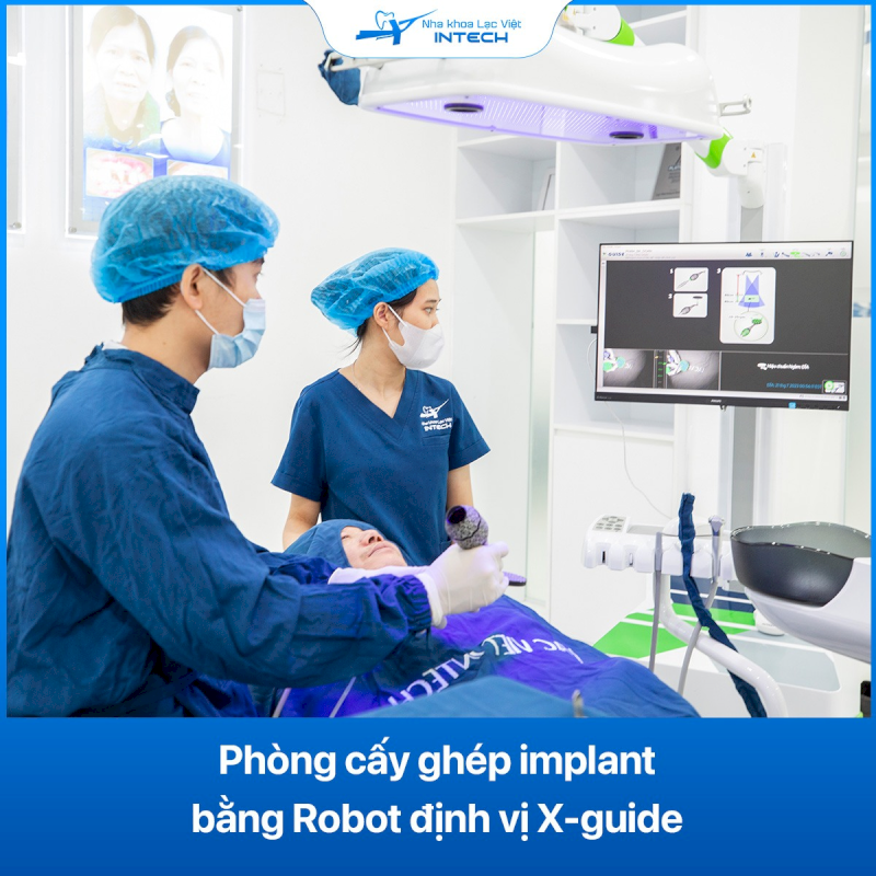 Dựa theo phác đồ, ứng dụng thêm các công nghệ hiện đại, bác sĩ sẽ tiến hành nhổ răng và đặt trụ Implant cùng lúc