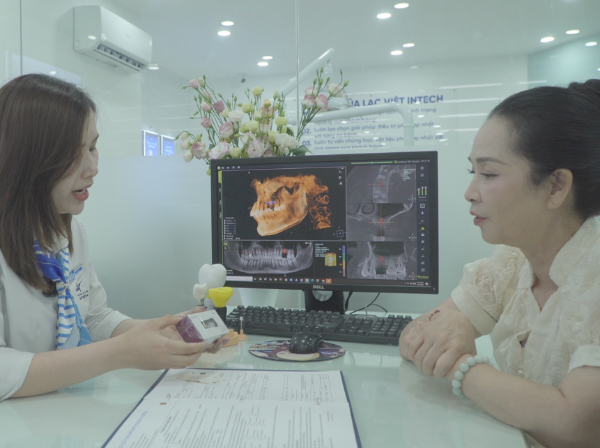 nsnd-lan-huong-kiem-tra-nguon-goc-hop-dung-tru-implant-tai-lac-viet-intech