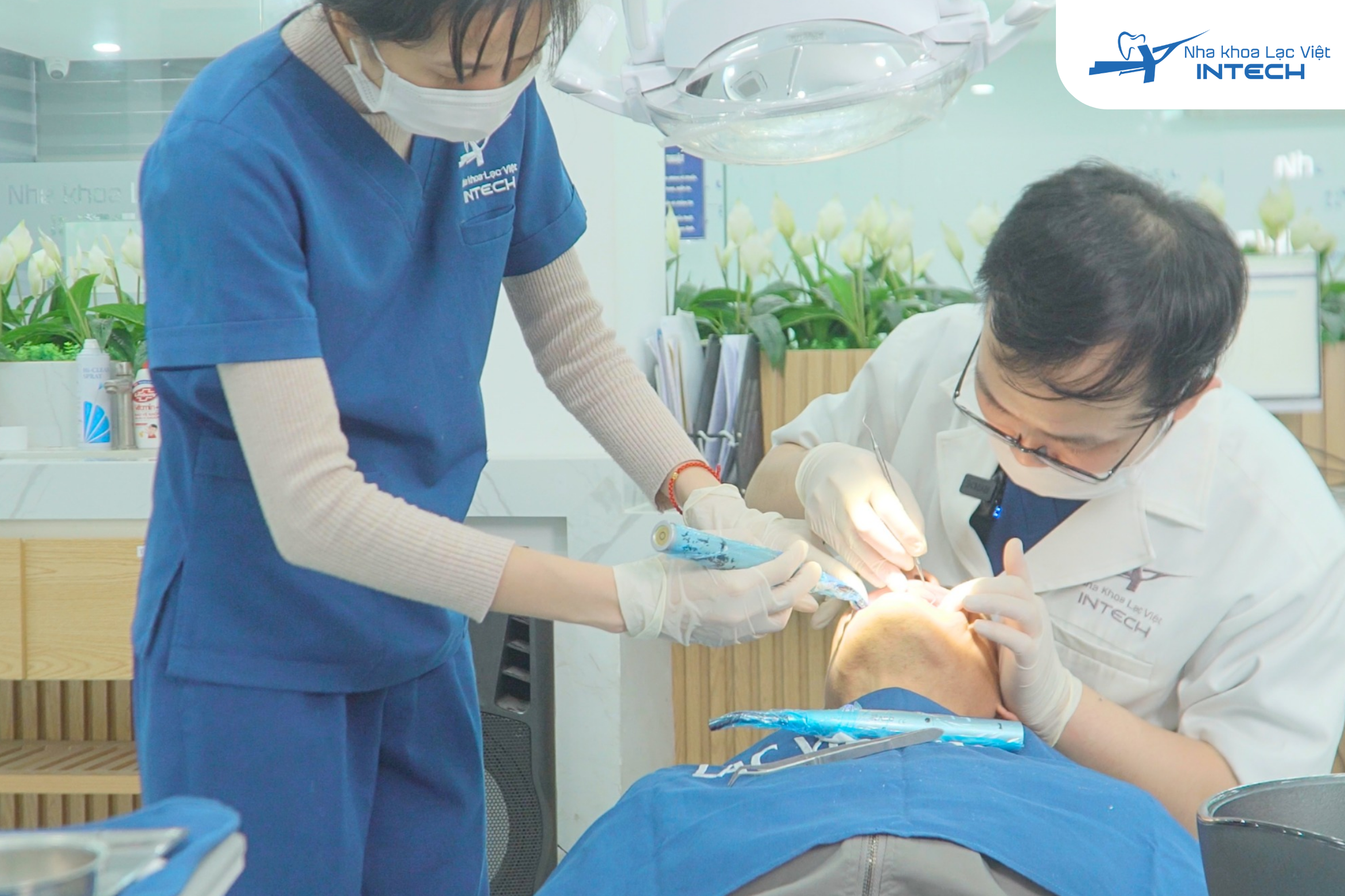 Nếu cao răng đã cứng chắc, có màu vàng sậm hoặc nâu đen, bám chặt vào chân răng, thì các biện pháp tại nhà sẽ không còn hiệu quả mà phải đến nha khoa điều trị
