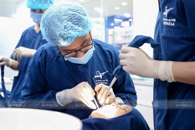 Quá trình phẫu thuật cắm Implant bệnh nhân đã được gây tê