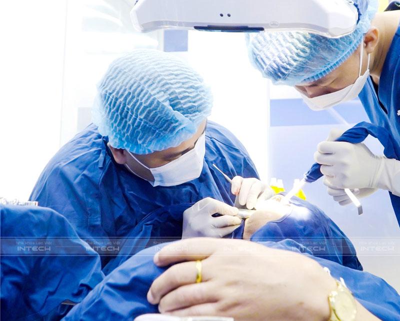 Quá trình phẫu thuật cấy Implant được thực hiện trong môi trường vô khuẩn