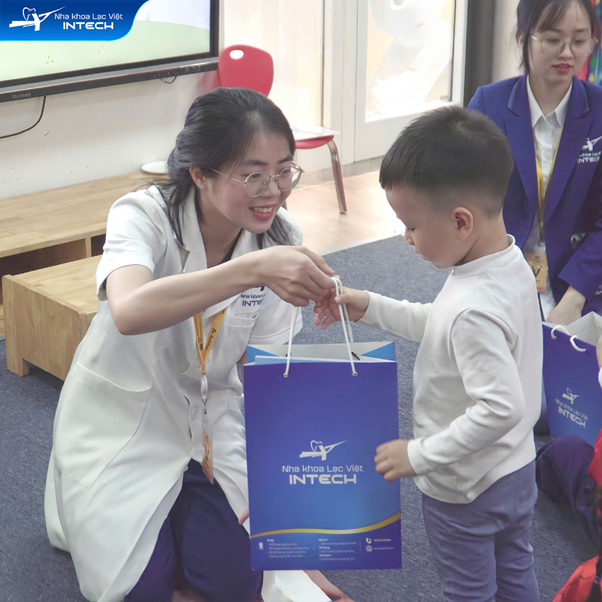 Bác sĩ Phạm Dung tặng quà cho từng em nhỏ