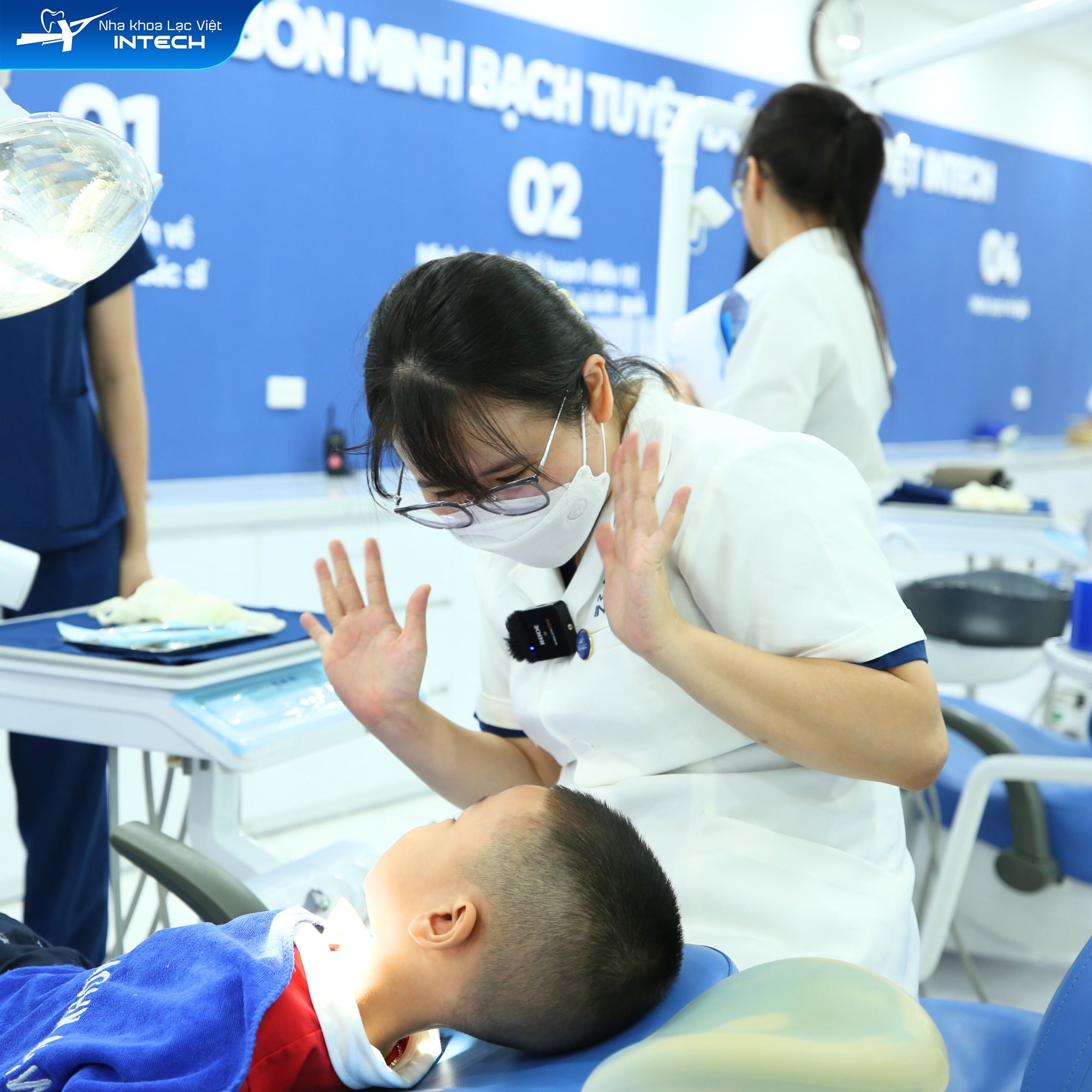 Bác sĩ nha khoa trẻ em Lạc Việt Intech Kids thăm khám nhẹ nhàng, hiểu tâm lý trẻ nhỏ.