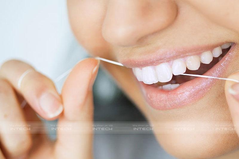 Sử dụng chỉ nha khoa để làm sạch mảng bám ở kẽ răng và viền nướu