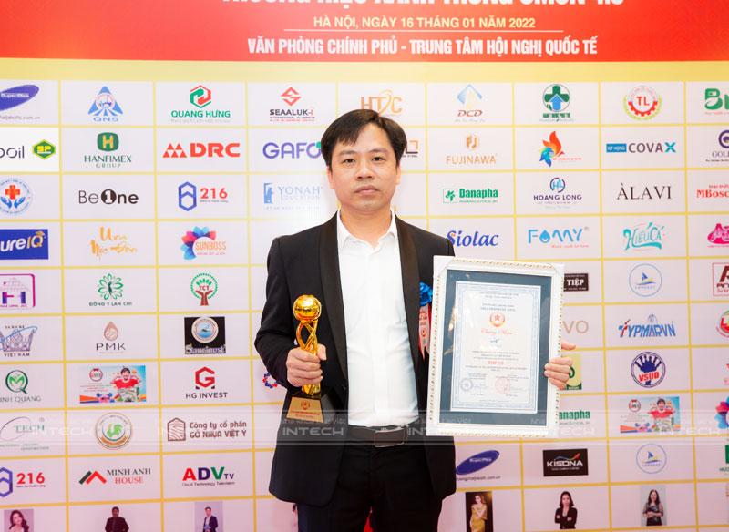 Ths. Bs. Thái Khắc Vinh đại diện cho Nha khoa Lạc Việt Intech nhận bằng khen và cúp TOP 10 thương hiệu uy tín năm 2021