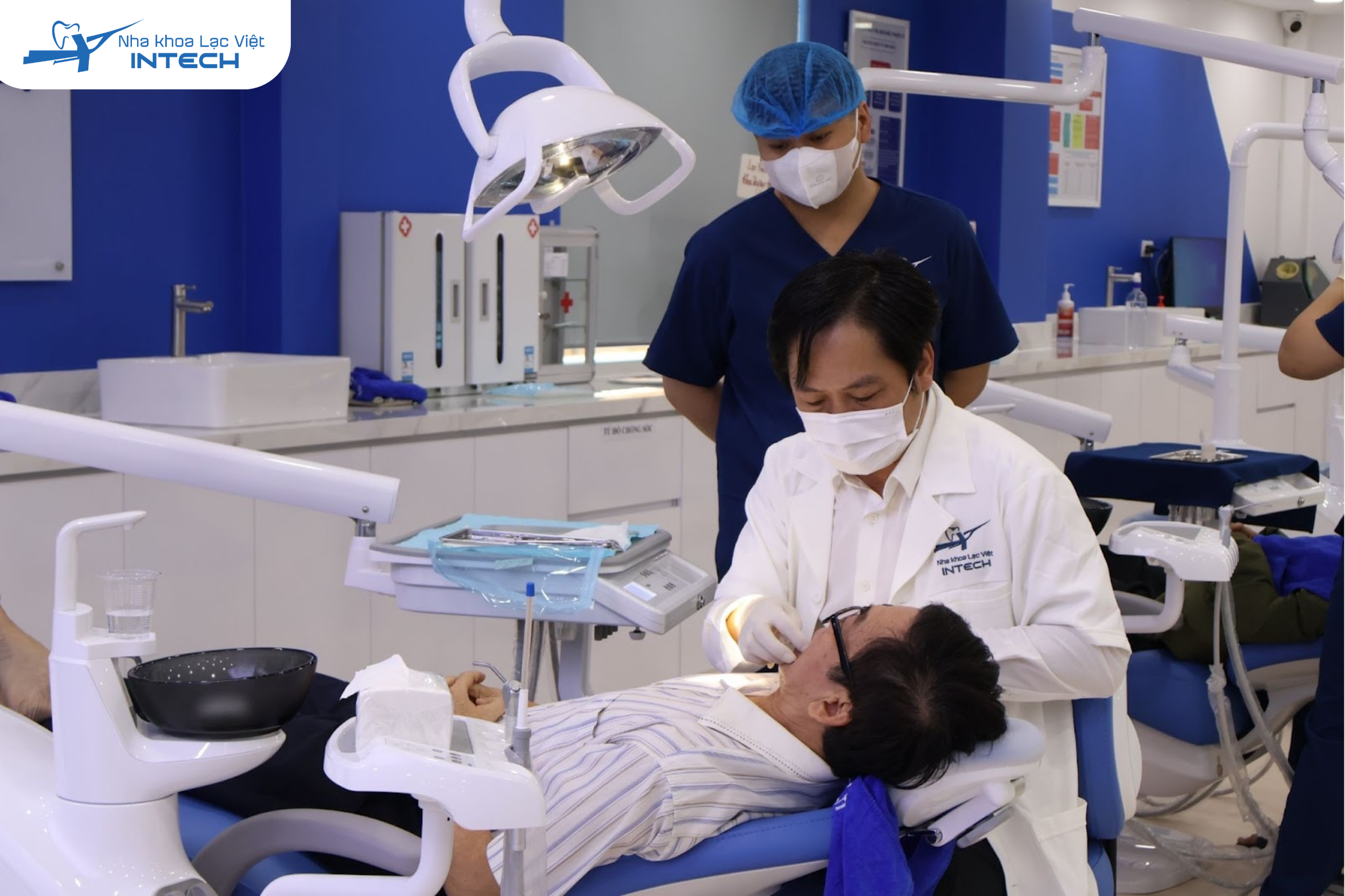 bác sĩ dán sứ veneer