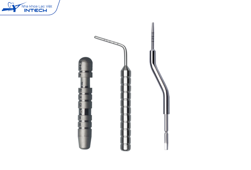 Bác sĩ sử dụng thước đo chuyên dụng để xem xét độ nông sâu khi đặt trụ Implant