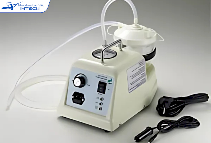 Máy hút dịch giúp đảm bảo vùng phẫu thuật luôn sạch sẽ, khô ráo, thuận lợi cho bác sĩ thao tác