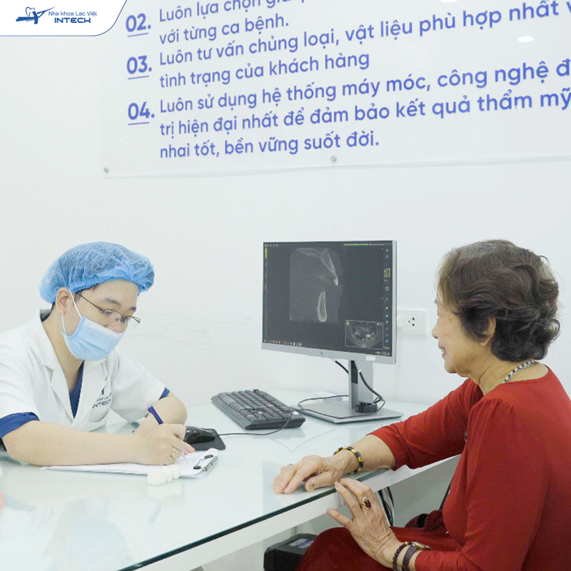 Bác sĩ sẽ thăm khám bệnh lý toàn thân để đảm bảo cô chú/anh chị đủ điều kiện cấy ghép Implant