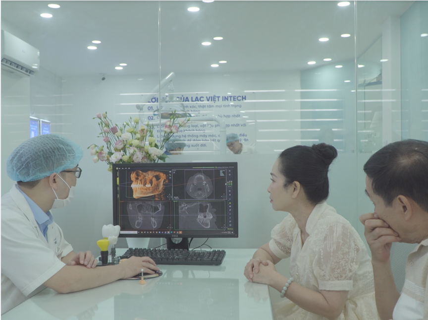 Bác sĩ Hoàng Vũ Hiệp khảo sát phim và lên kế hoạch điều trị cấy ghép implant cho NSND Lan Hương