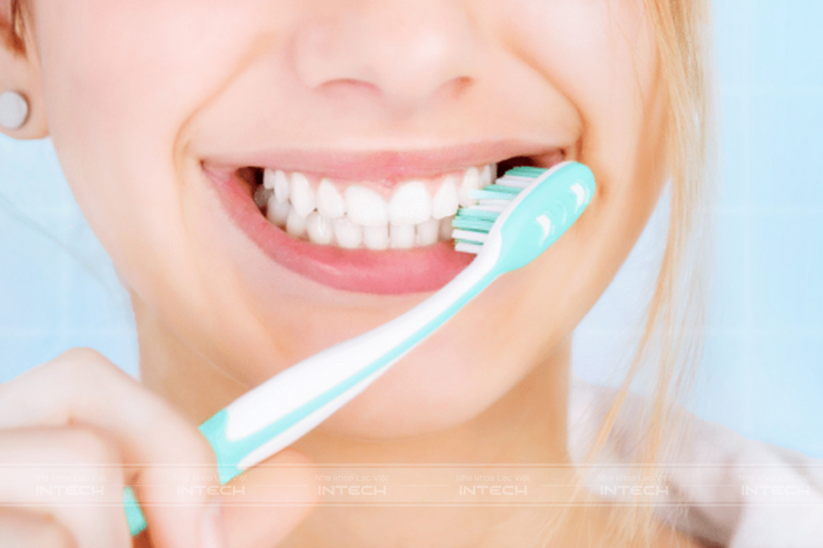 Cần có chế độ vệ sinh răng miệng đúng cách để phòng hôi miệng.