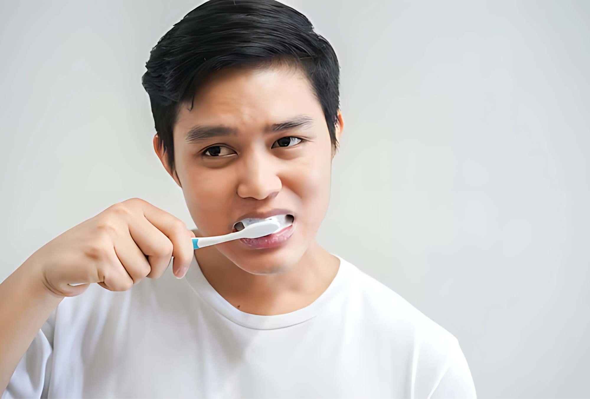 Vệ sinh răng miệng không đúng cách sau khi trồng răng Implant khiến thức ăn giắt vào răng, tích tụ lâu ngày gây hôi miệng